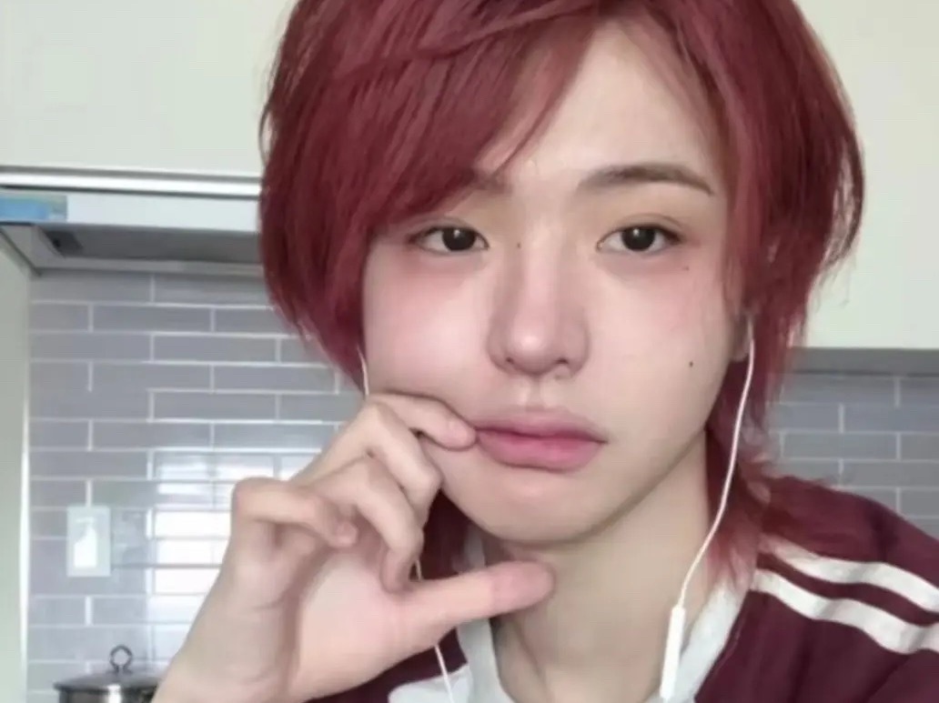 李清明完全是年轻版李龙馥吧？都是金发 嬷嬷粉多 男生女像