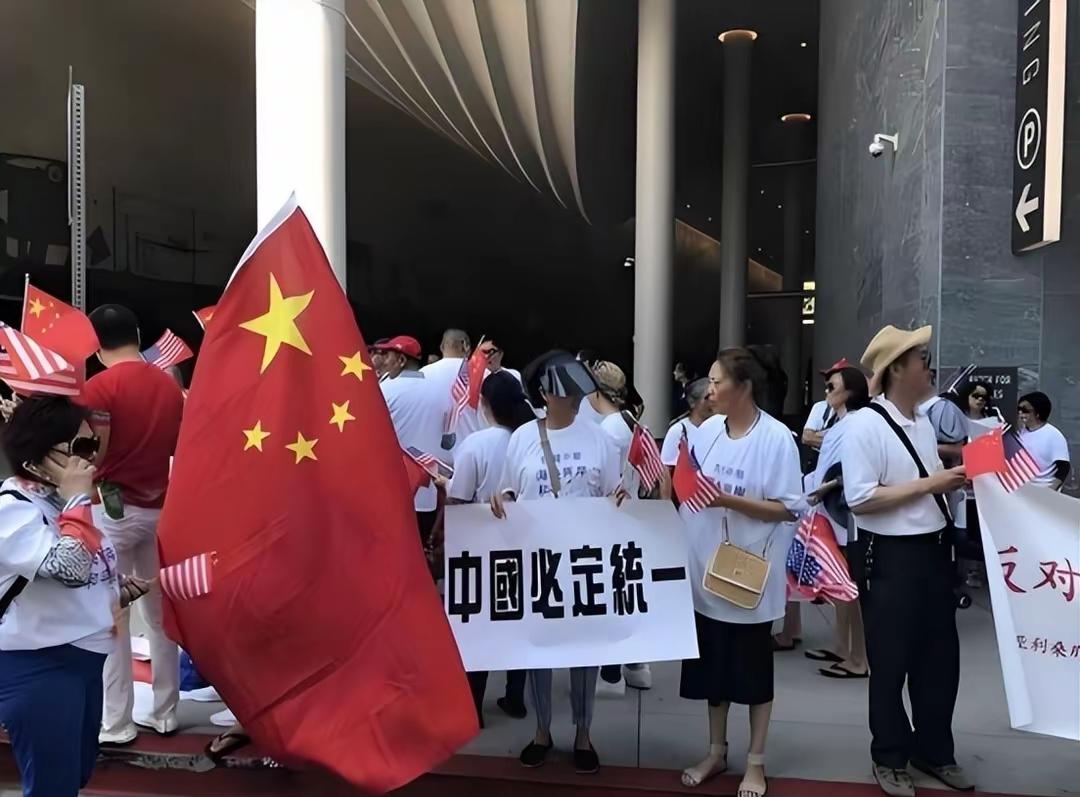 台湾当局否认光复史实、学者集体声讨、国际法理不容挑战。
11月2到3日，北京大学