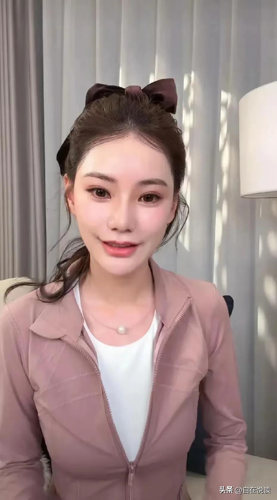 马筱梅
这个倒霉孩子

去成都捐个足球场
被蚊虫咬得满身包

在北京给毛孩子献爱