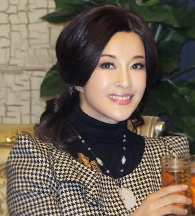 演员，刘晓庆说，出狱之后，我欠了一千多万的债务，怎么办，只能去拍戏挣钱，这一年多