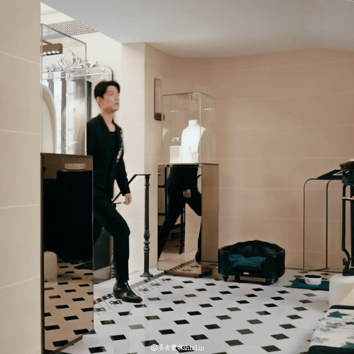 肖战全黑私服冷帽肖战这大长腿真是无敌的存在