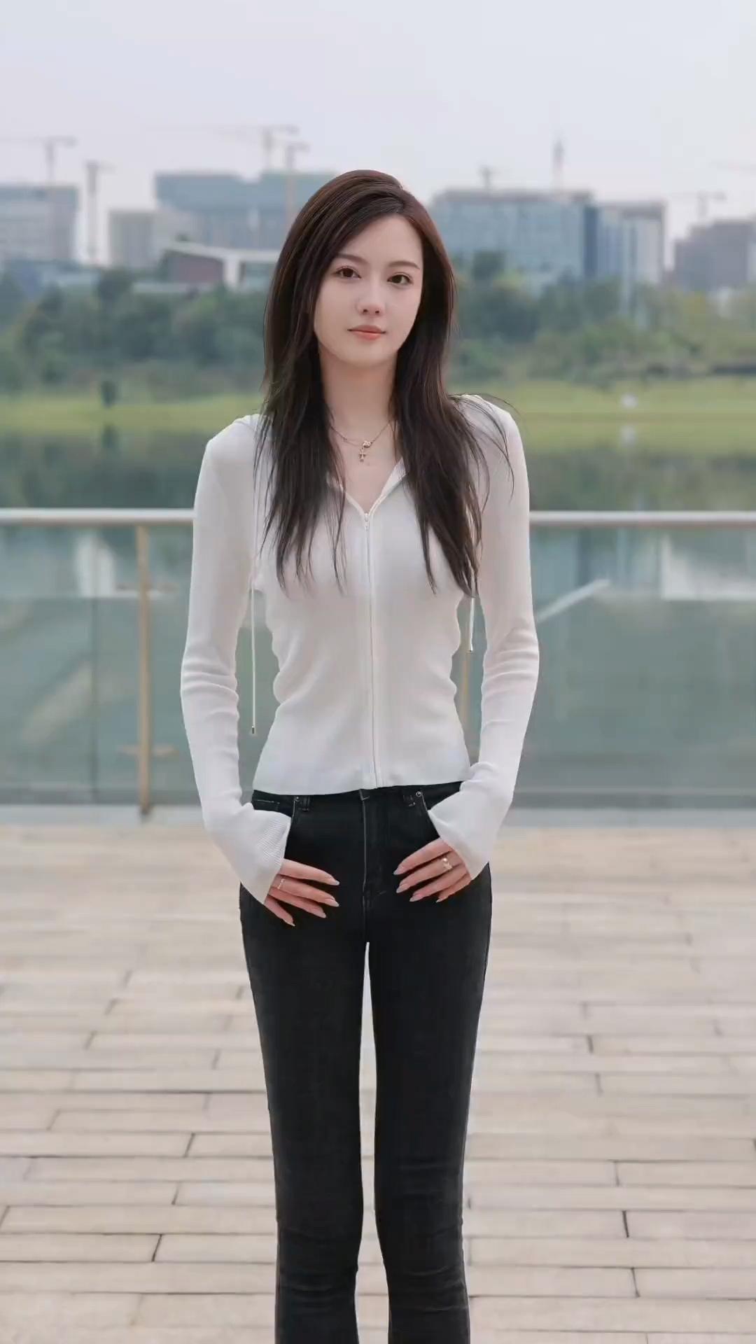 白衣飘飘，水边倚栏。