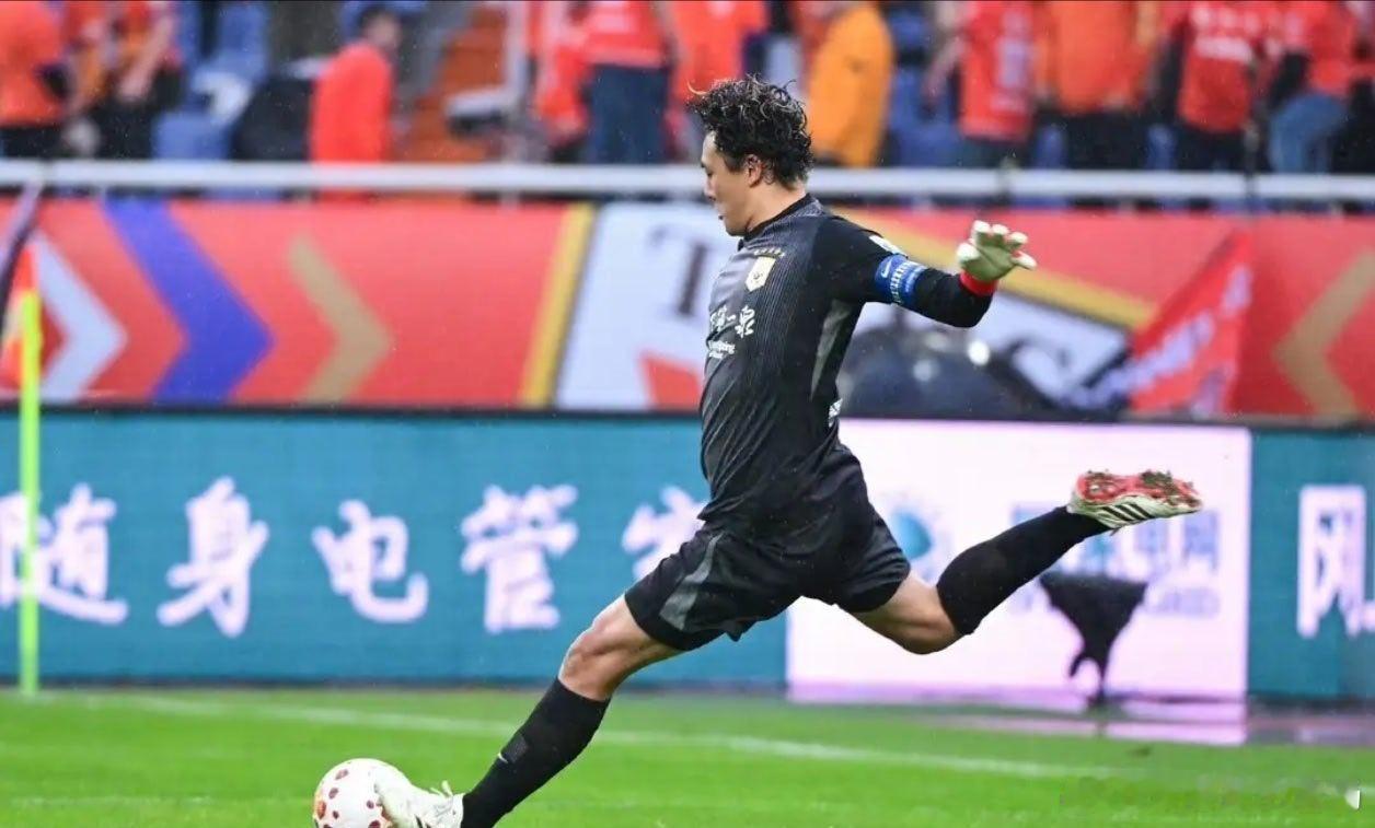 中超第五轮鲁豫大战今晚打响！山东泰山客场挑战河南队，两队同处积分榜下游，前场新三