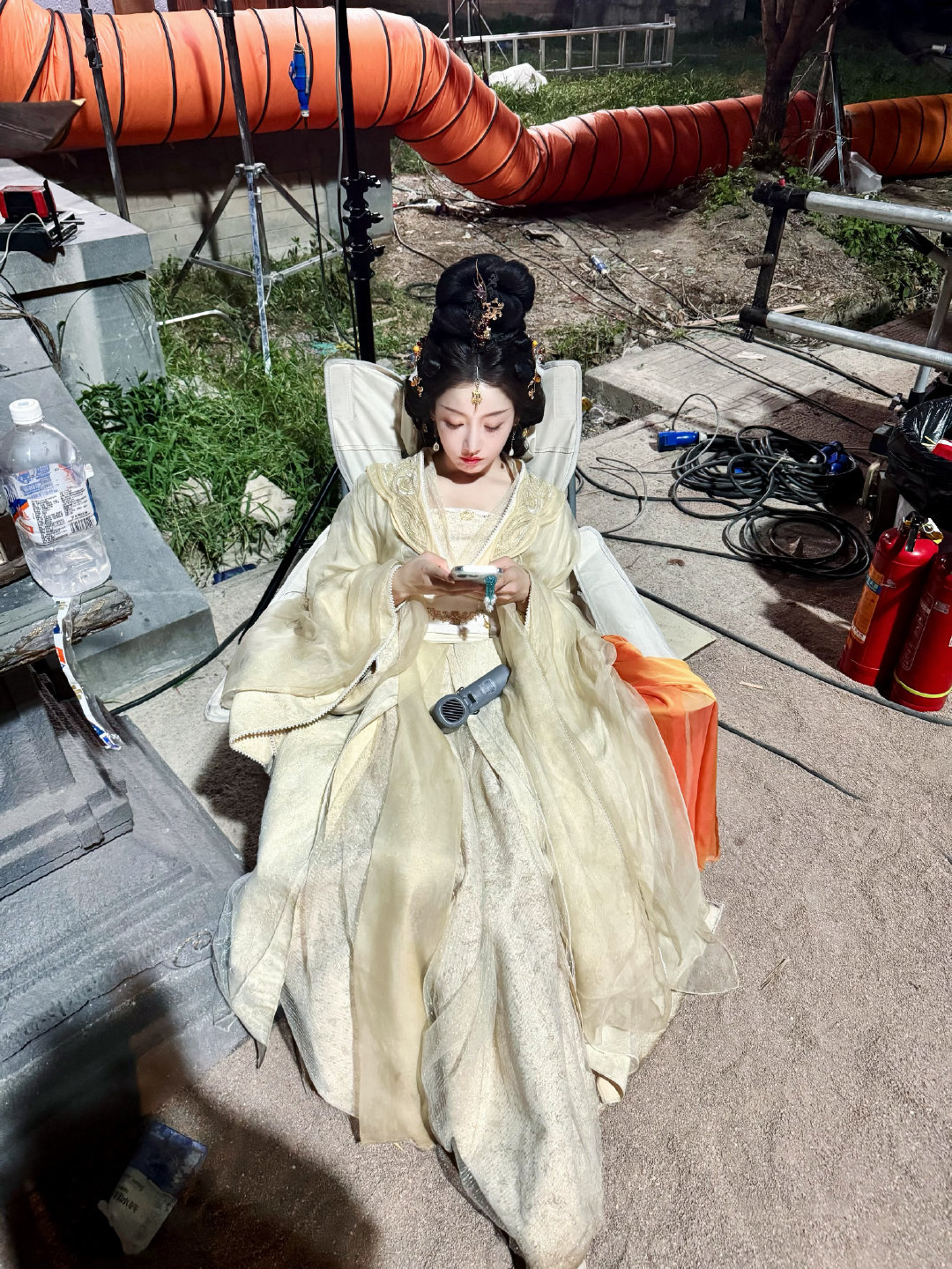 姜姜头饰重不重呀？！！姜贞羽～你那双漂亮的眼睛，拜托以后只流幸福的眼泪！！！ 