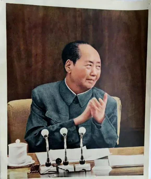 毛主席在世时，有些人畏惧他的威严，不敢表露内心的“忠诚”；然而，当主席离世后，这
