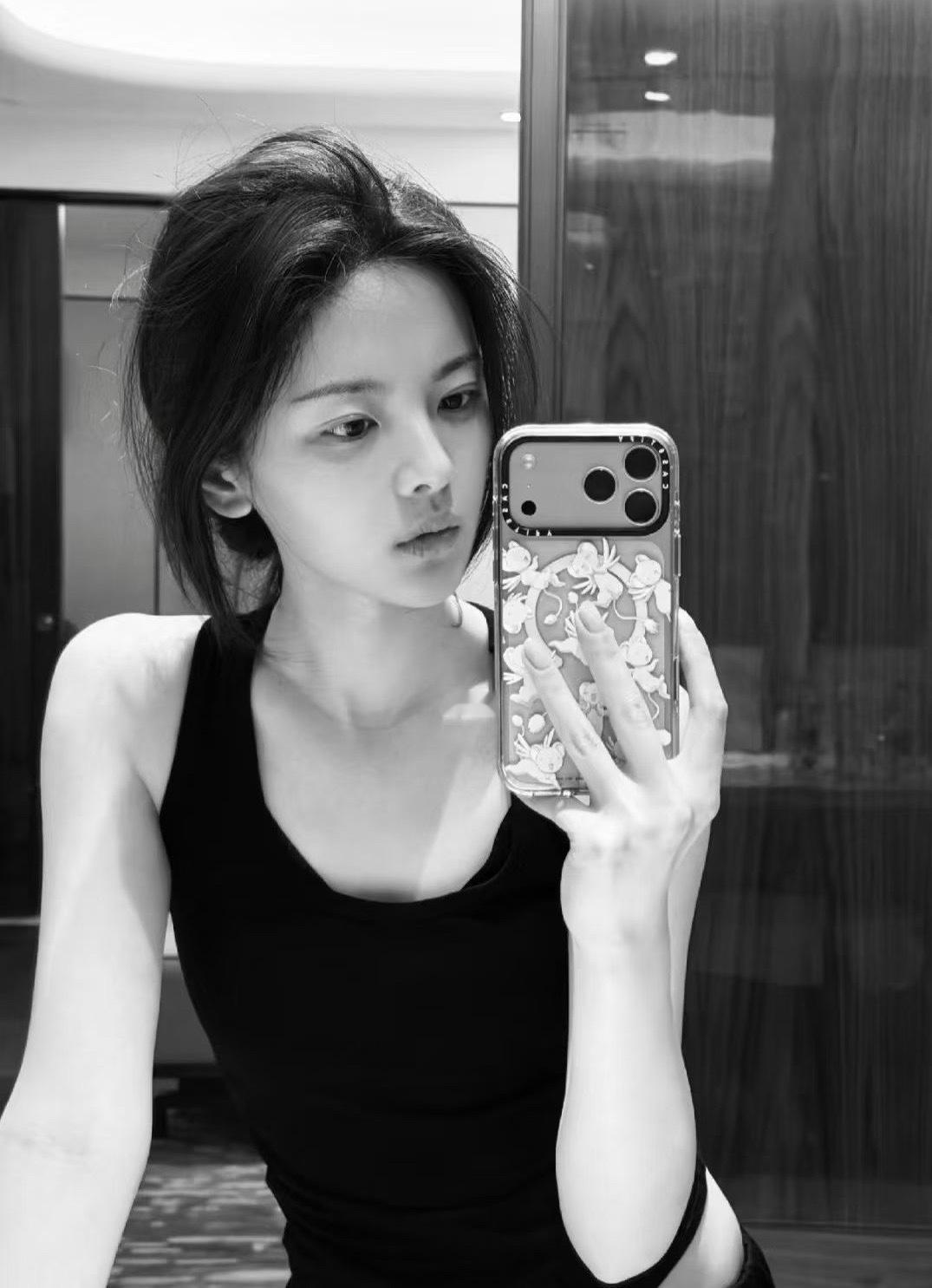 猫的树镜头下的杨超越杨超越就是末日题材小说里的女主有人懂吗，幼态感中和了她本来原