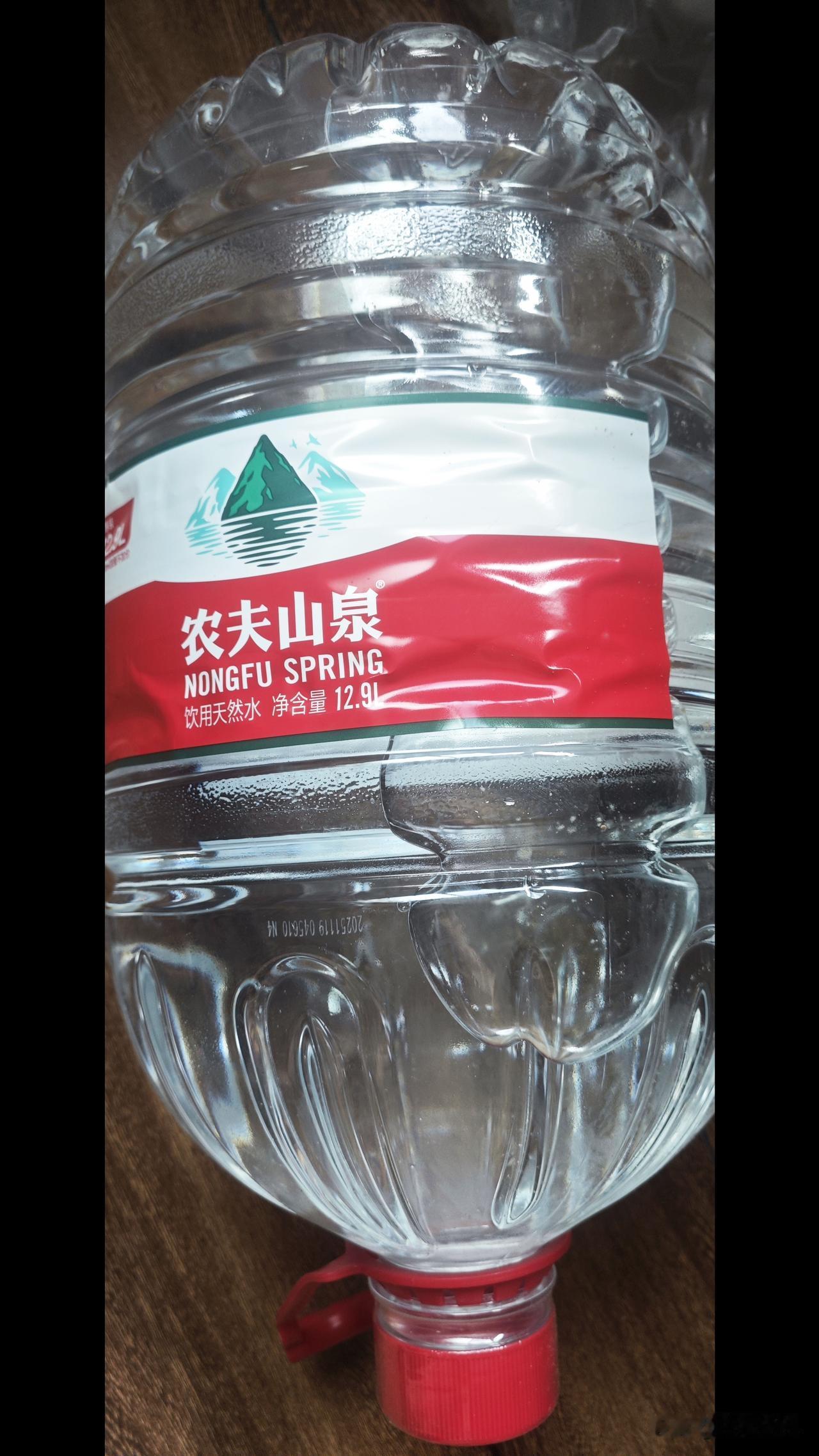 矿泉水洗澡，不是奢侈是无奈——

这两天的西双版纳，白天气温35左右，非常闷热与