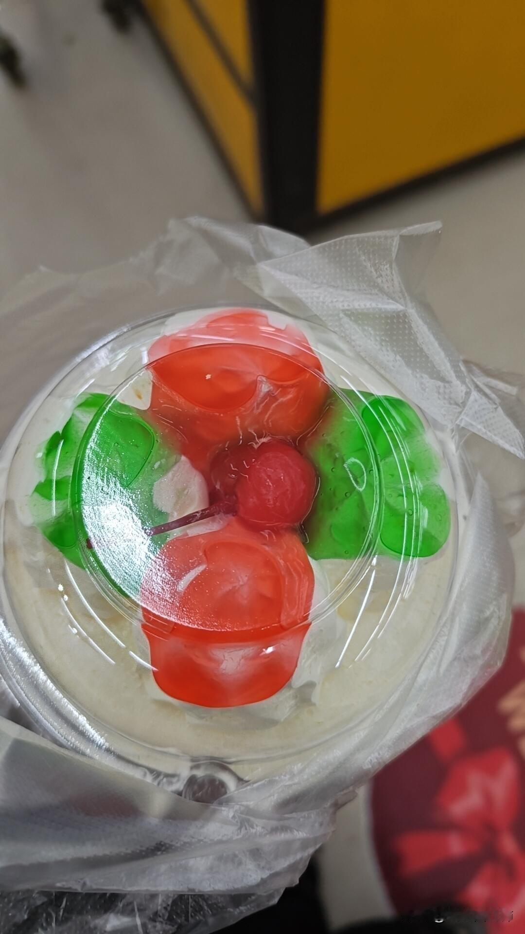 相亲，我爸却一直向媒人贬低我，真是搞不懂，明明在公司里干文员，结果他跟媒人说我在