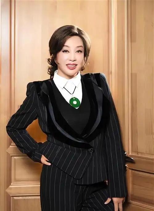 近日，刘晓庆在新短剧拍摄中，与小自己30岁的男演员上演吻戏，这一消息瞬间在网络上