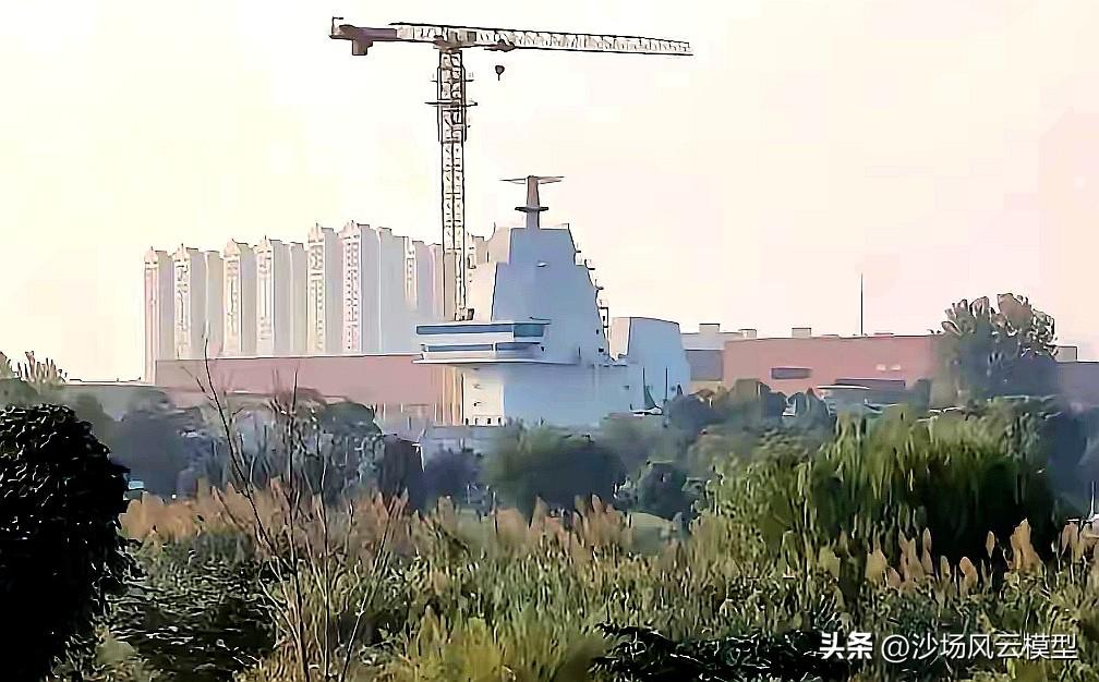 武汉航母楼快竣工了，最大的变化就是将烟道和主体舰桥做了分离，这种方案显示我们未来