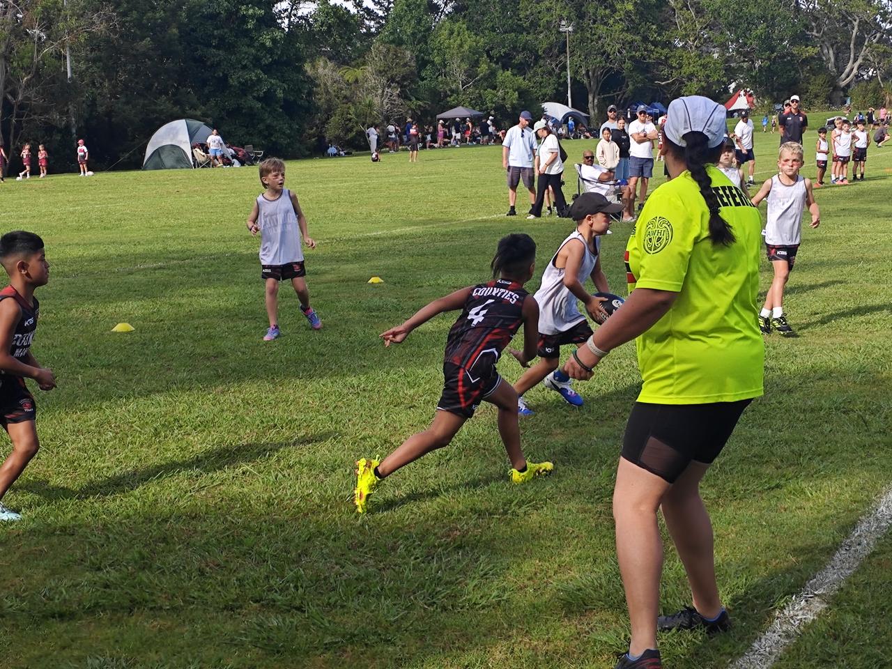 一份小小的快乐感

早上刚刚练完八段锦，就从莫伊尔公园里传来了一阵阵的欢笑声……