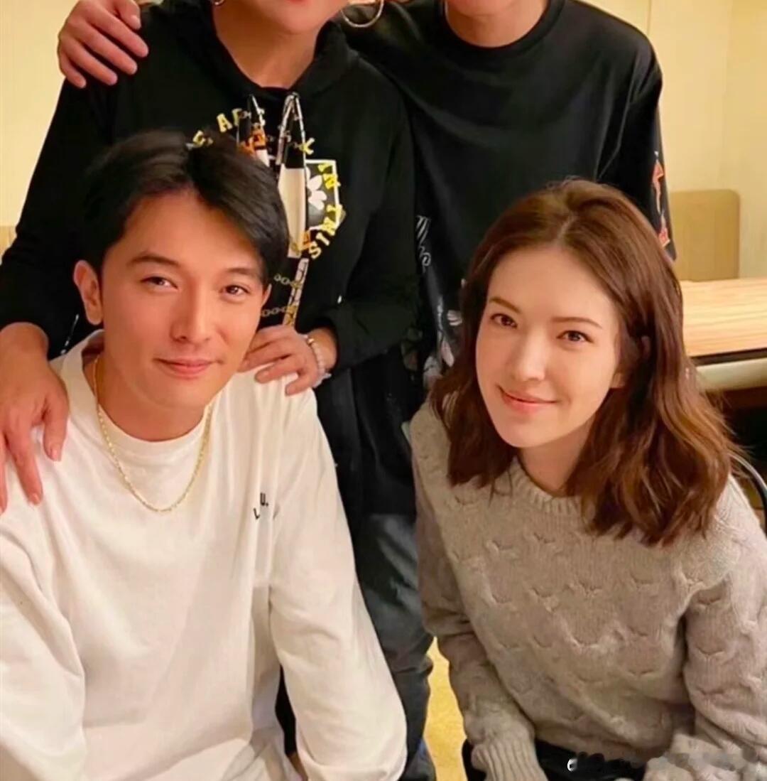许玮甯邱泽喜得贵子！许玮甯在社交平台发文“我们❤️均安”，还晒出捧着宝宝小脚丫的