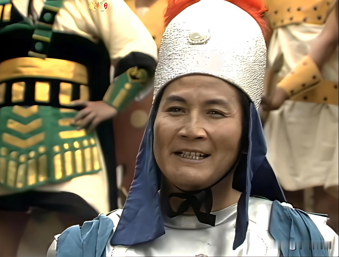 张桂芳，是殷商青龙关总兵，他身形魁梧，面膛紫红，银盔素铠，身披白袍，头戴红缨帅盔