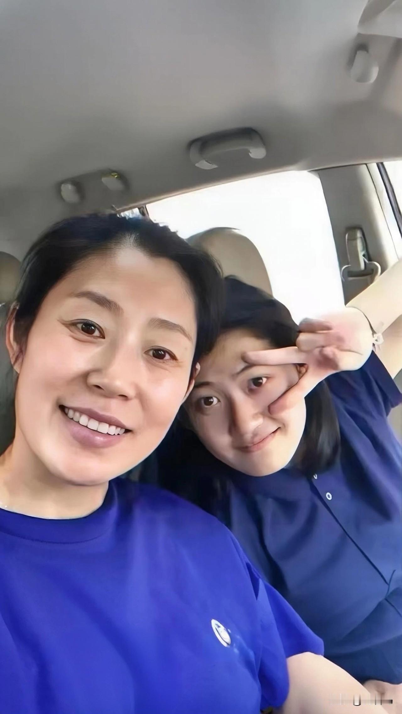 吉林长春，一女老师在课间操时，发现一6岁女孩，脸上全是泥，身上又脏又臭，同学都躲