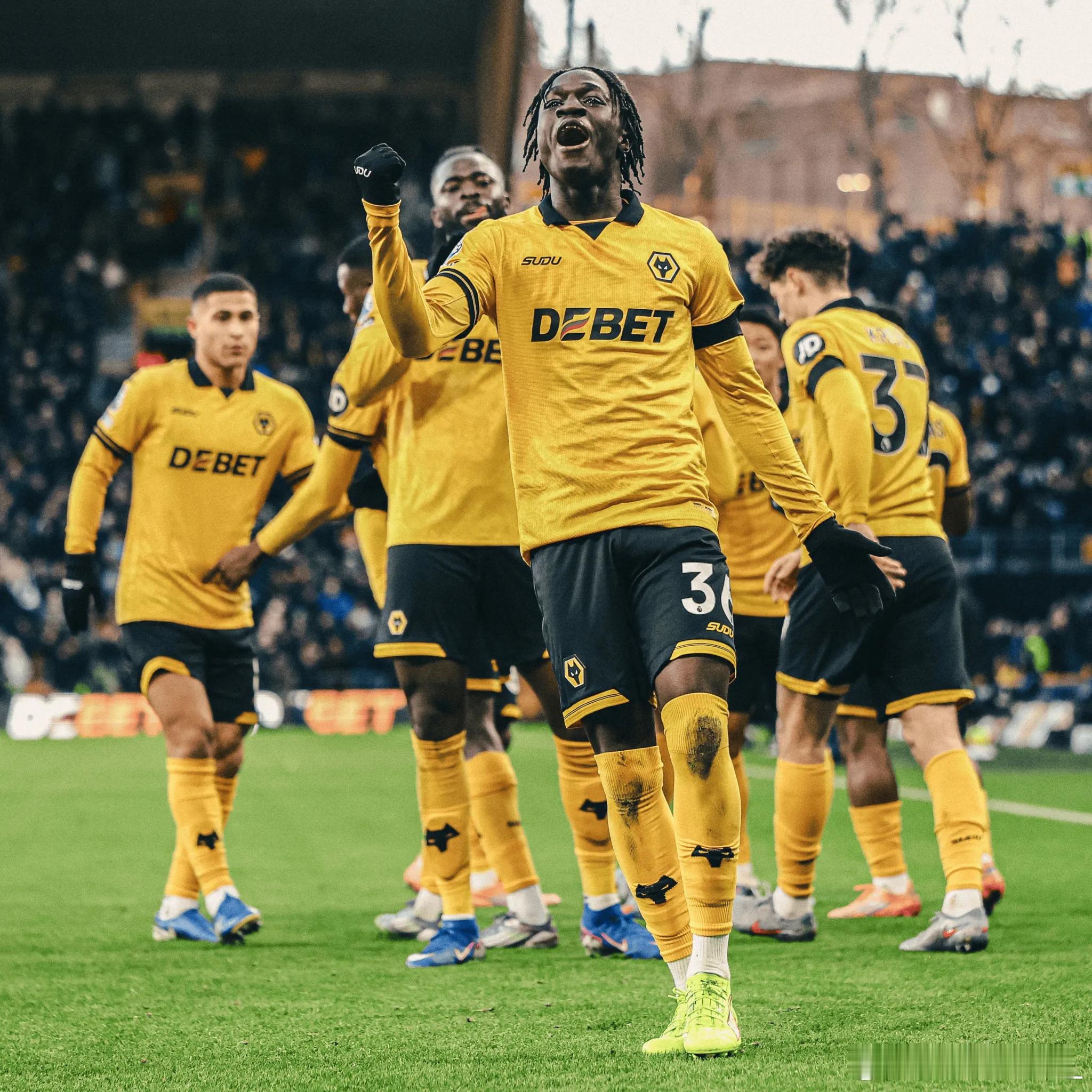 在刚刚结束的一场英超第20轮的比赛中，狼队坐镇主场，以3-0的比分大胜来访的保级