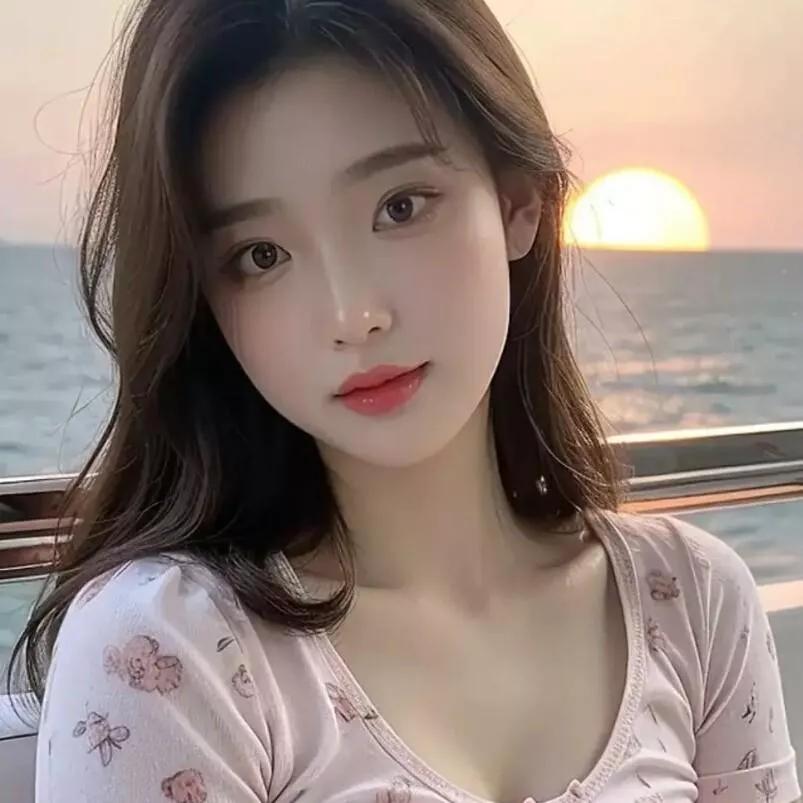 海边落日余晖下的甜美少女