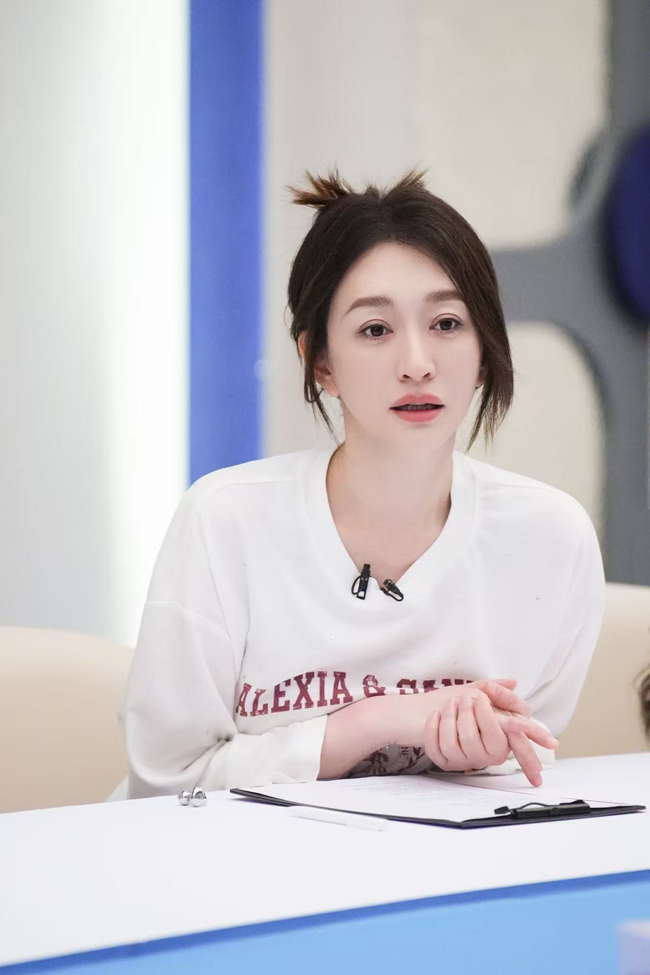 李小冉 松弛随性的穿搭里，藏着从容笃定的温柔气场，一举一动皆是优雅大方，氛围感稳