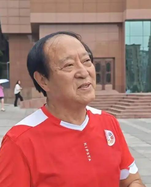 谁能想到，折腾半生、一度倾家荡产的牛群，晚年竟被美国毕业的儿子牛童，用最朴素的方