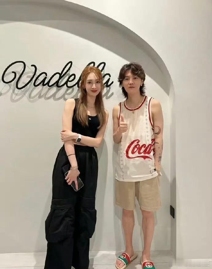 网友晒与鹿晗合影，来看看，能说明素人与明星有壁吗？ 