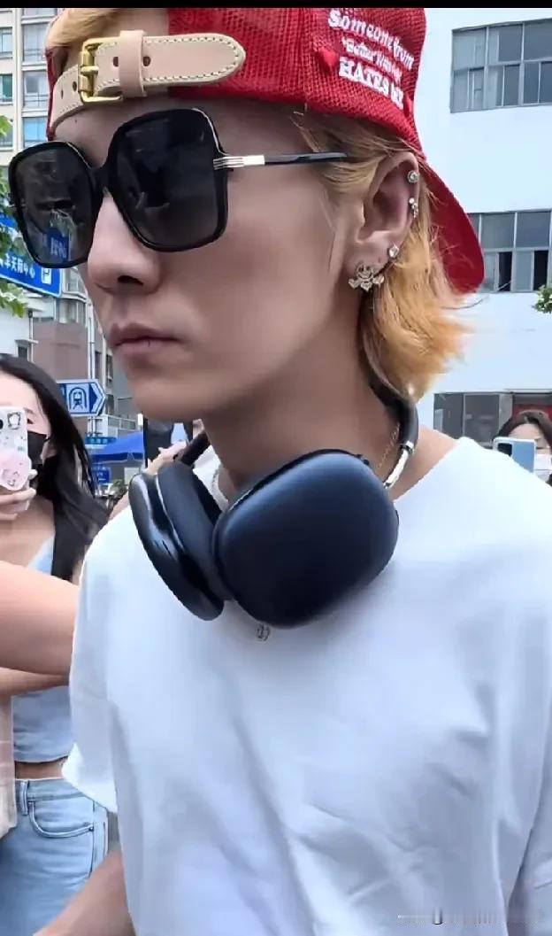 以前感觉鹿晗特别阳光，宛如阳光之下的暖风一般，可是近期看他好像多了一丝忧郁，不晓