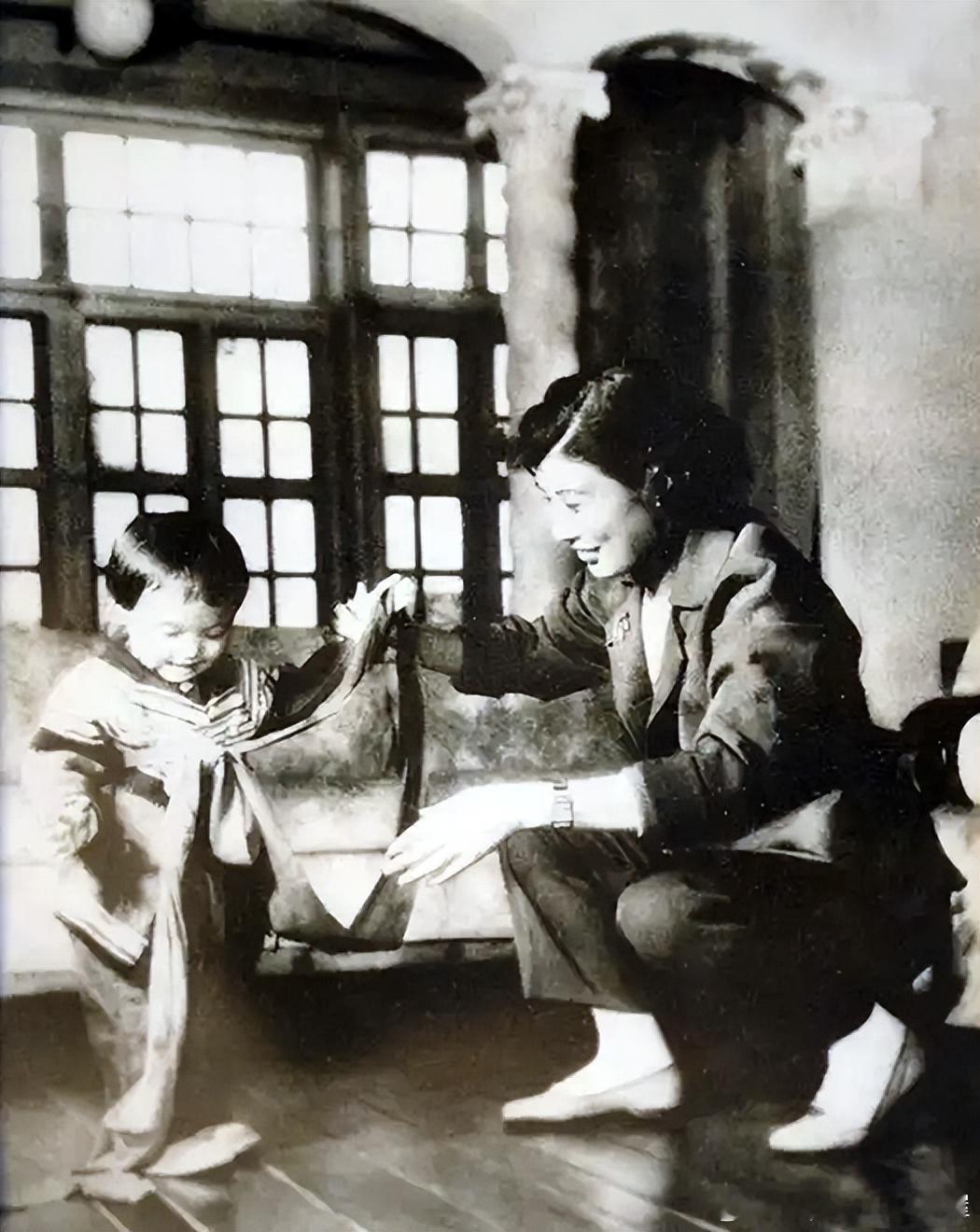 60年代刘丹穿着小戏服和母亲傅全香，摄于枕流公寓699号家中客厅