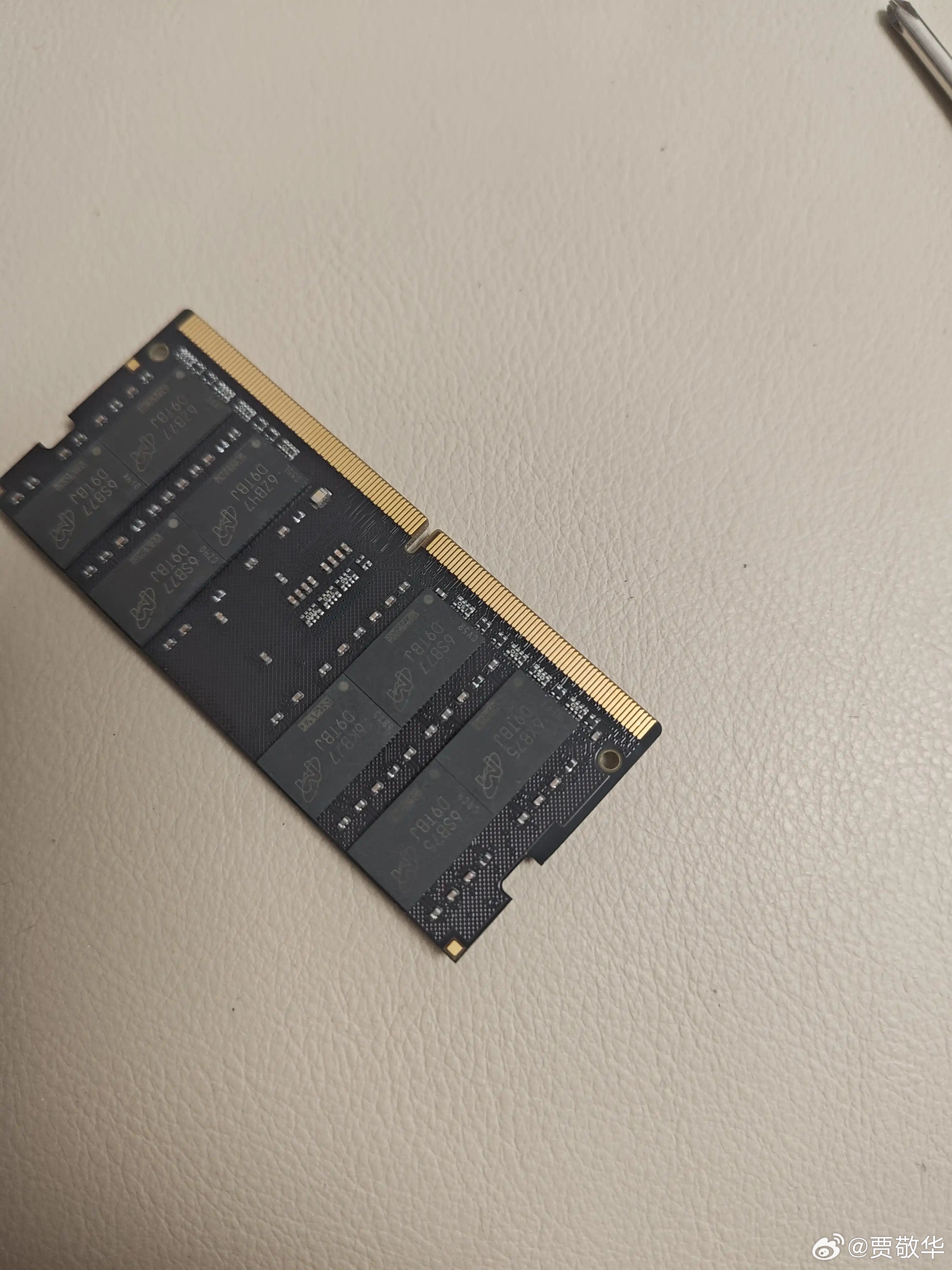 #内存条价格出现断崖式下跌# 前段时间内存条涨了2000块钱，现在跌了500块钱