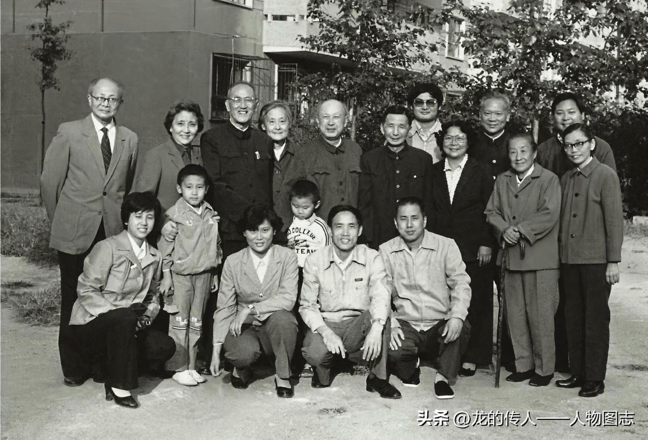 1985年，钱学森与部分乘坐“克利夫兰总统”号邮轮留美归国人员举行回国30周年聚