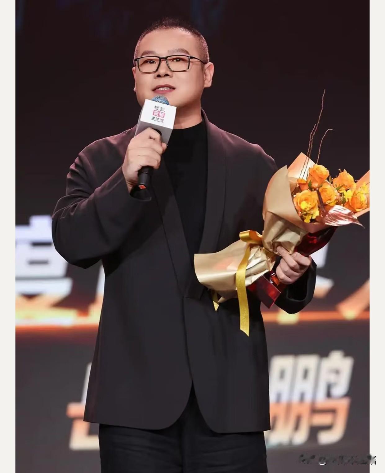 一觉醒来，
听说岳云鹏在沈阳专场上抹眼泪，亲口说不碰春晚了。
不是因为忙，而是被