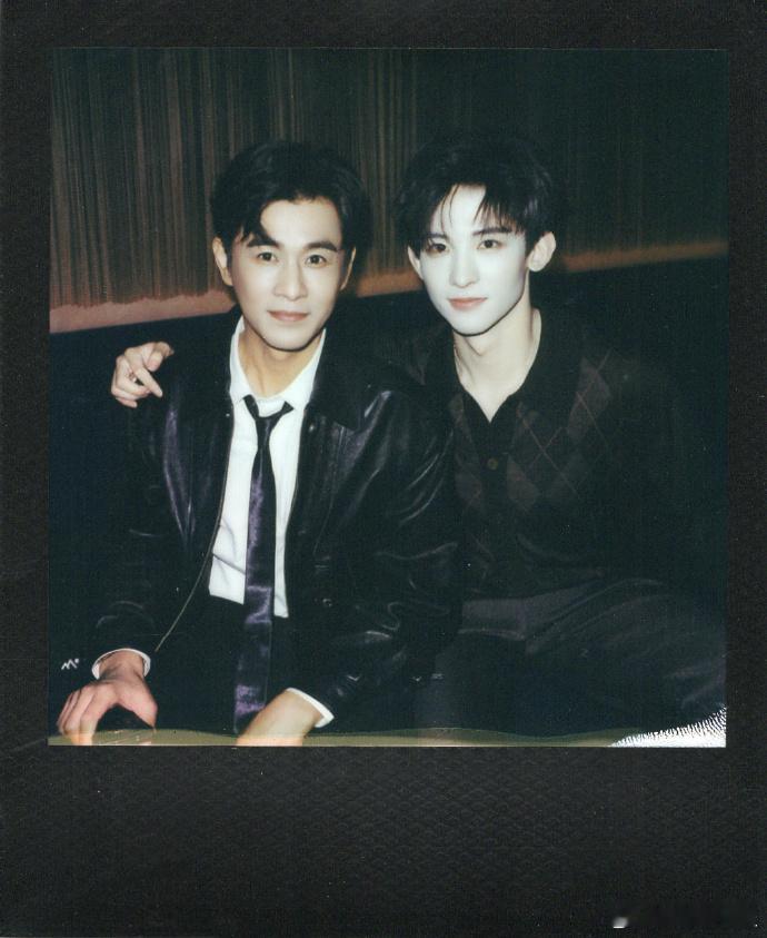 乔振宇 谁知道这怎么送出去笑不活了！乔振宇晒拍立得求送出办法，评论区网友们的建议