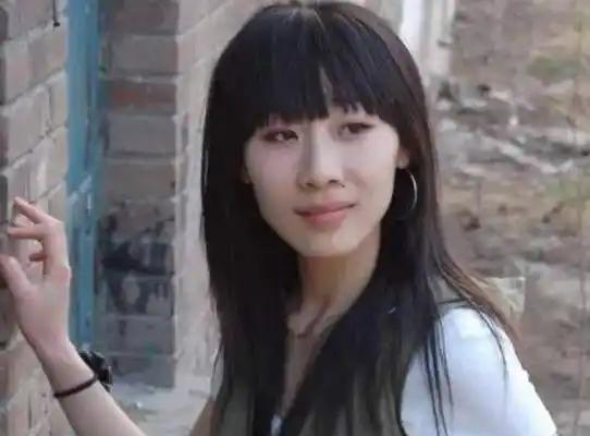 刚才看老妈电视里放着任素汐，我二话不说直接给关了。


说实话，虽然她五官单看没