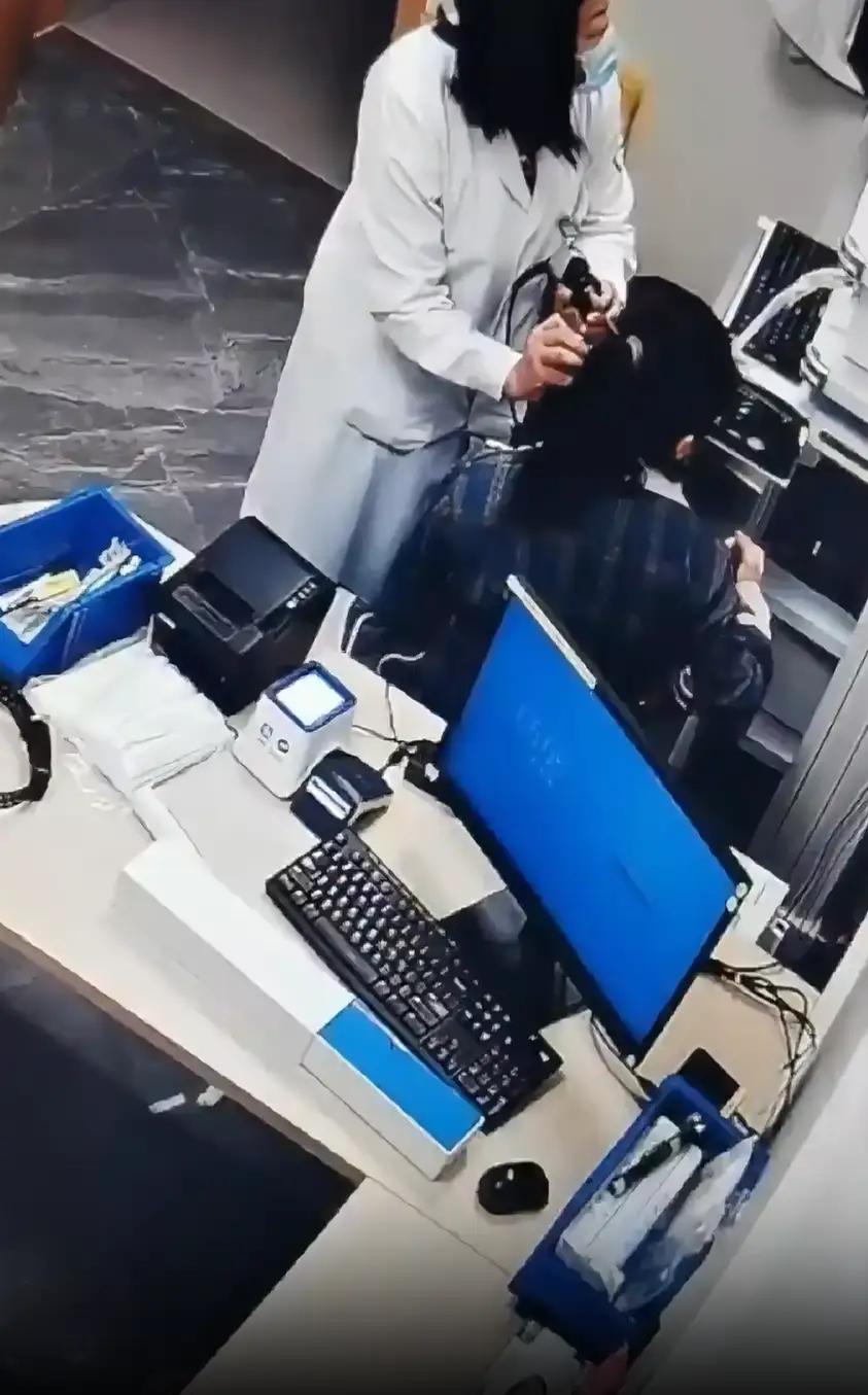 广东icon，一女子在家中睡觉，突然觉得耳朵边有动静，似乎有东西往耳朵里面爬，女