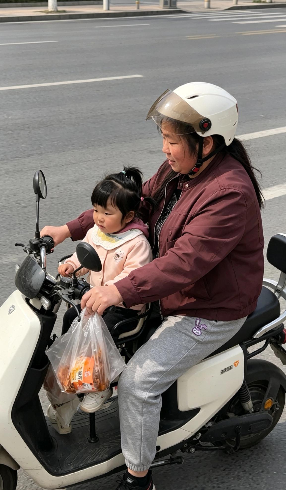 “为了安全，别大意”电动车戴头盔成了规定，你觉得方便吗？
许多时候，我们的安全都