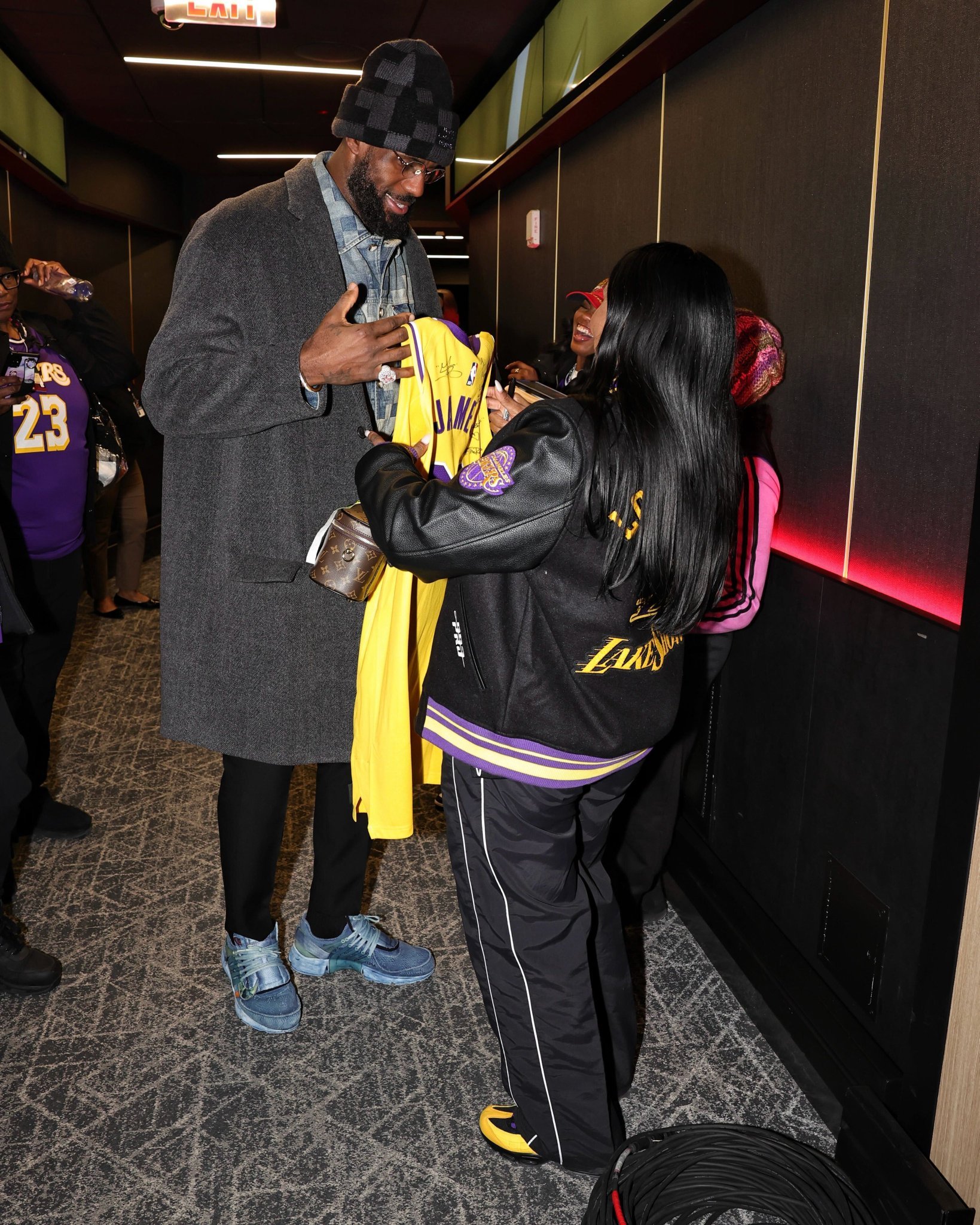 排面！NBA官方更新三张照片，詹姆斯和他的母亲，球衣上写着：致，詹姆斯妈妈我全心