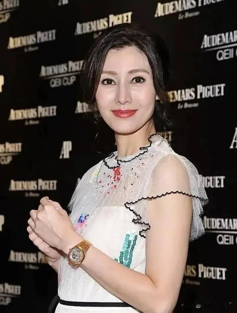 李嘉欣虽然老了，还是个大美人 ​！
#李嘉欣#