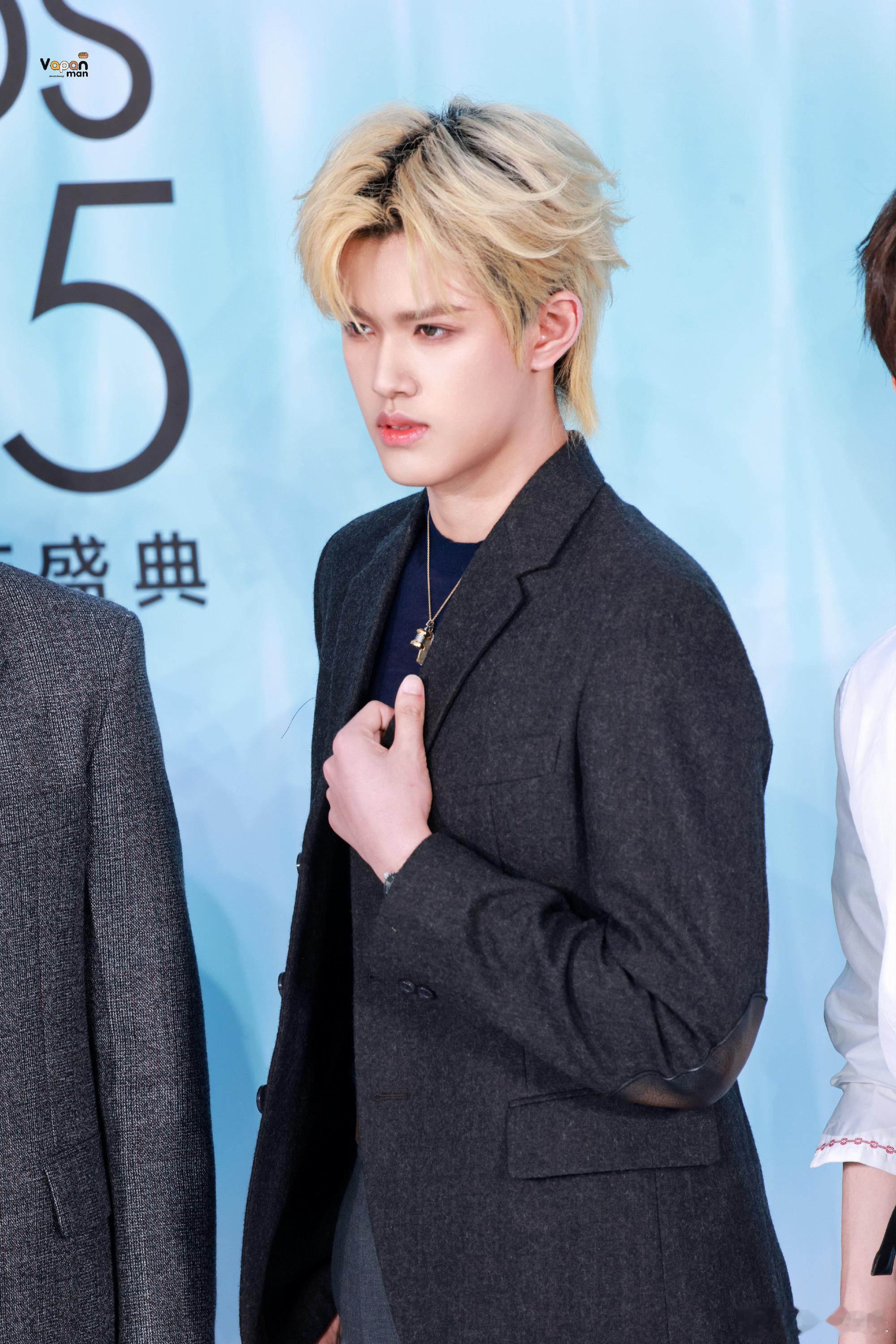 张极金发配半透视内搭造型 ELLE大典造型杀疯了！金发自带耀眼buff，男模身材