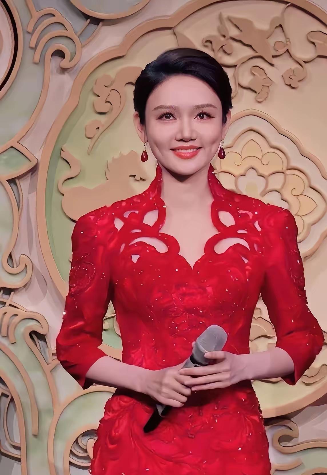 第五次上春晚，龙洋业务能力没得说：字正腔圆，零失误。
这咖位，在央视稳得不行。