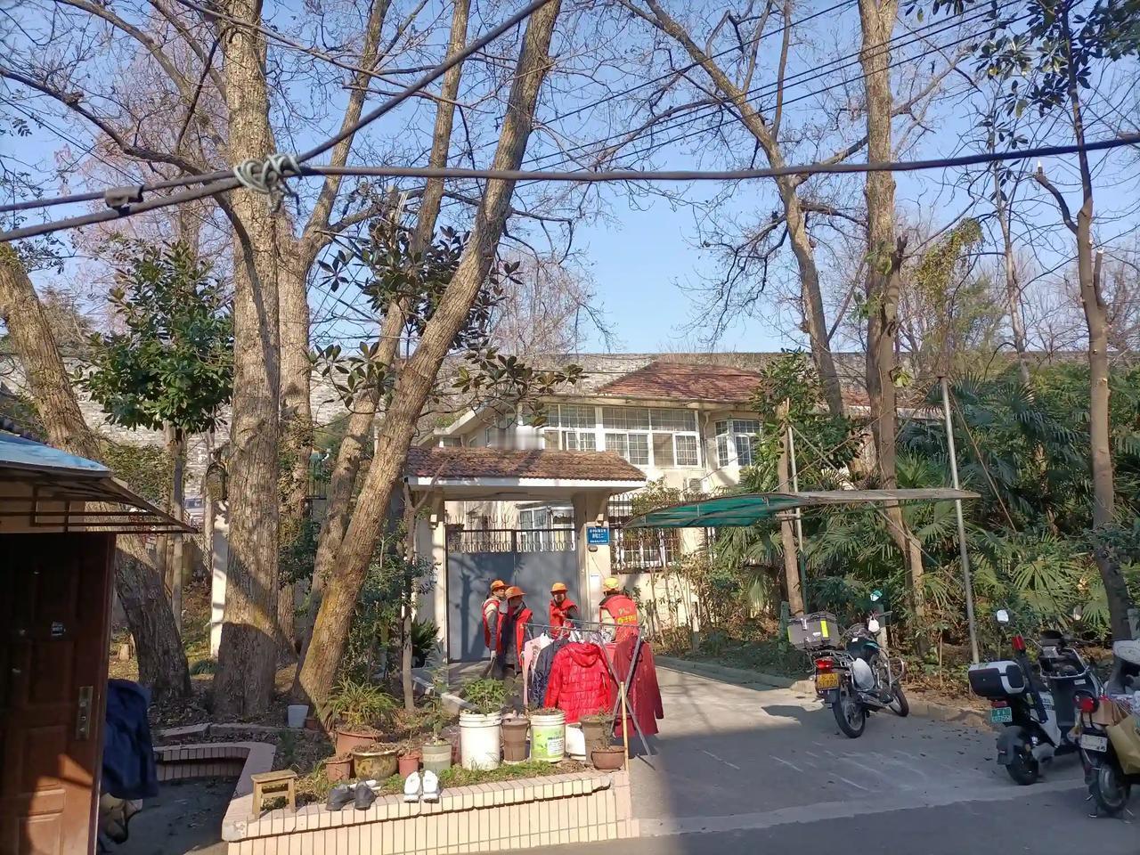 目前徐湖平家门口是这个样子的这就说明他还没有回家，附近的旅游爱好人士禁不起内心的