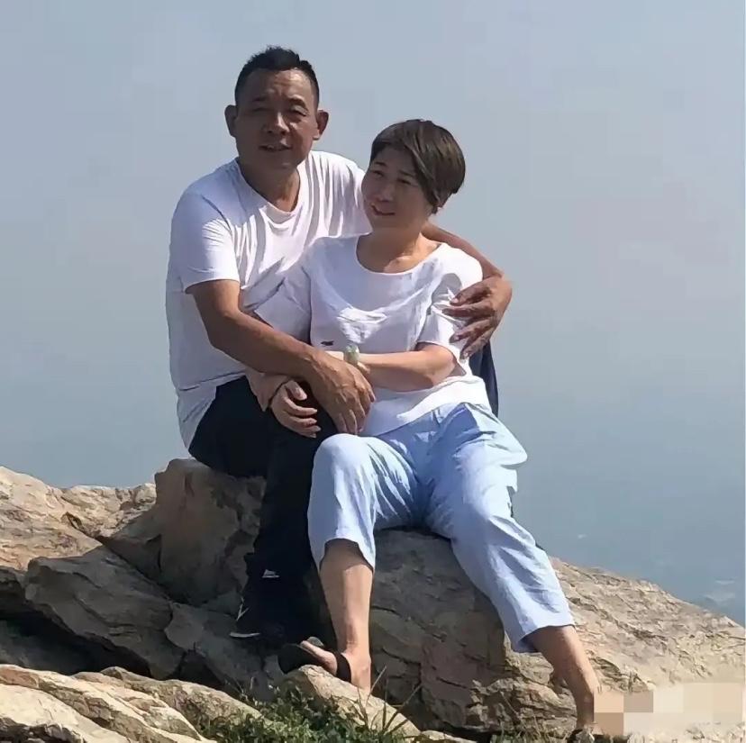 看于东来夫妇眺望远方的的样子，
我的眼睛怎么有点湿润了呢！
这个画面让我想起了