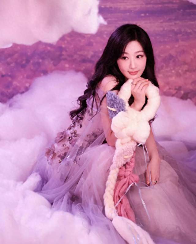 杨紫繁花纱裙亮相，直接化身梦境精灵
