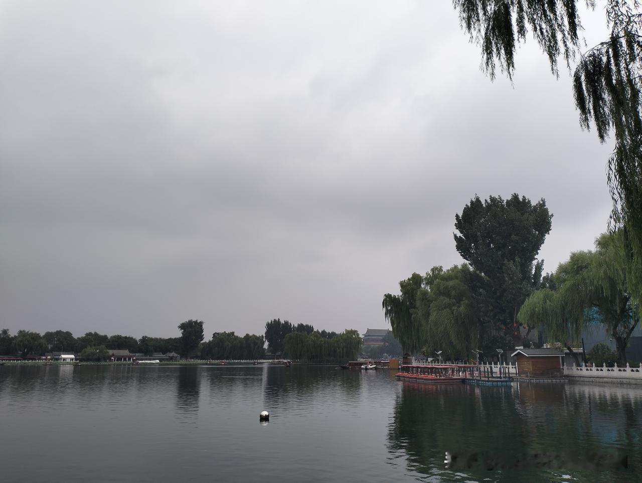 今天是大暑，北京凉风习习。然后你告诉我说