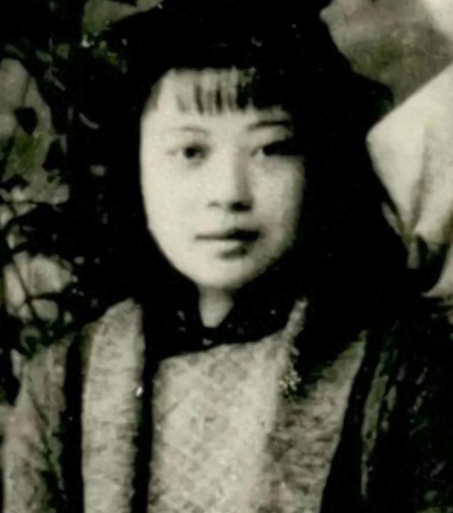 1945年，日军轮奸了黄美英，紧接着在她的下身灌入辣椒水，割去了她的双眼和双乳。