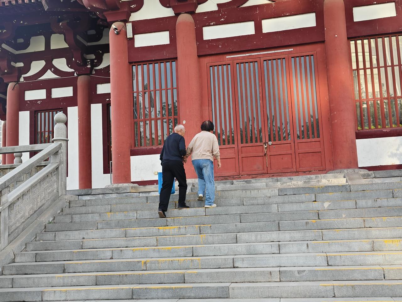 今早去运城西花园晨跑，被这对手牵手的恩爱老夫妻温暖到了[大笑]

您瞧，他们夫妻