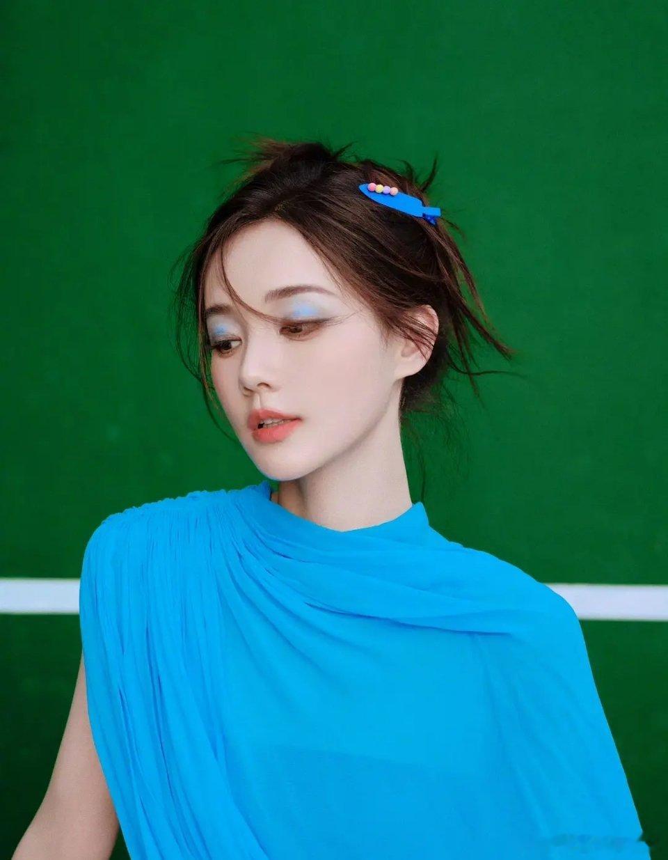 李一桐真的挺漂亮的，就是一直不温不火，可能是没有观众缘，但是希望这一次狐妖小狐狸