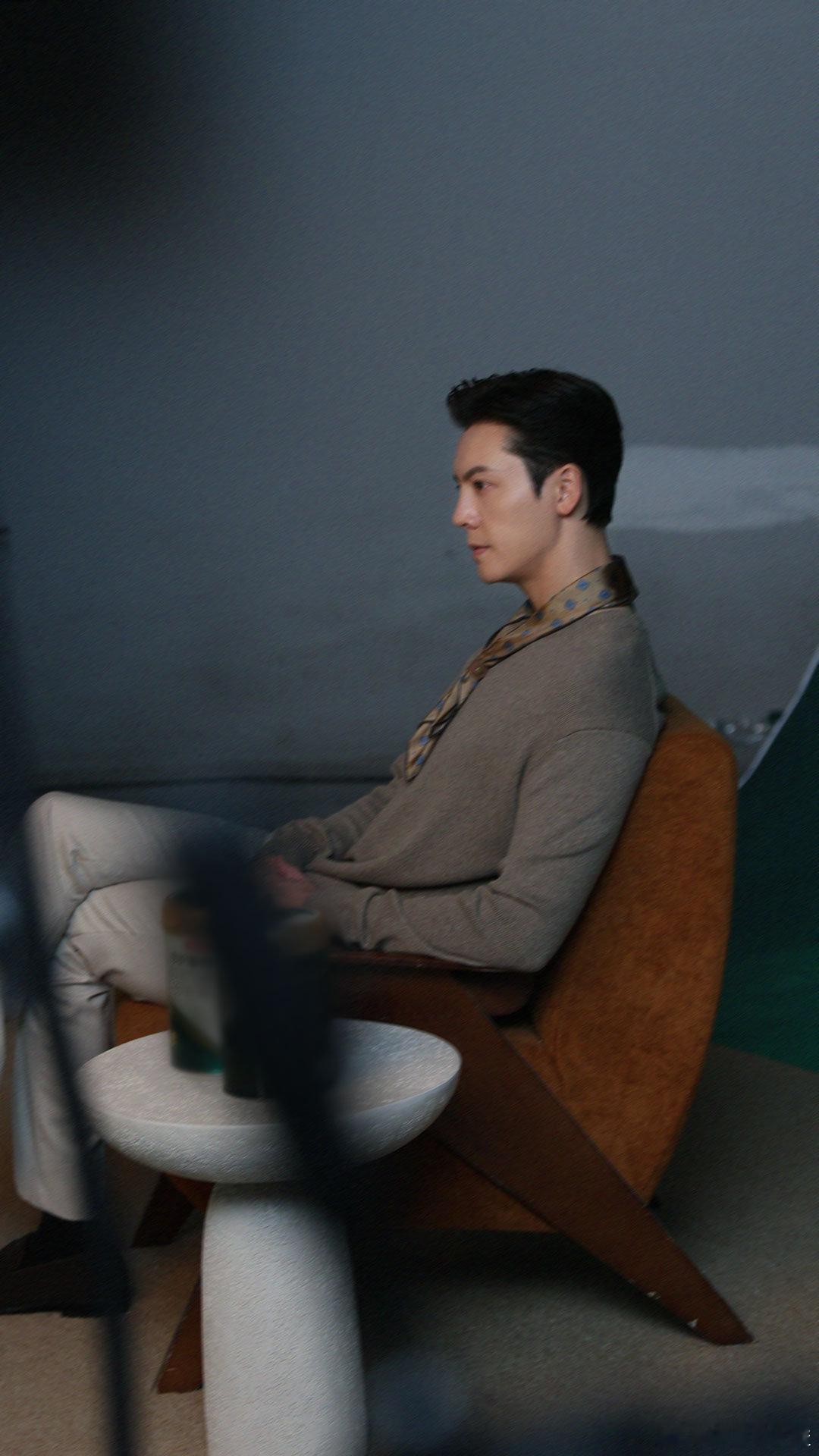 陈伟霆高糊镜头藏不住贵气 即便是路透的高糊画质，也挡不住陈伟霆溢出屏幕的老钱风气