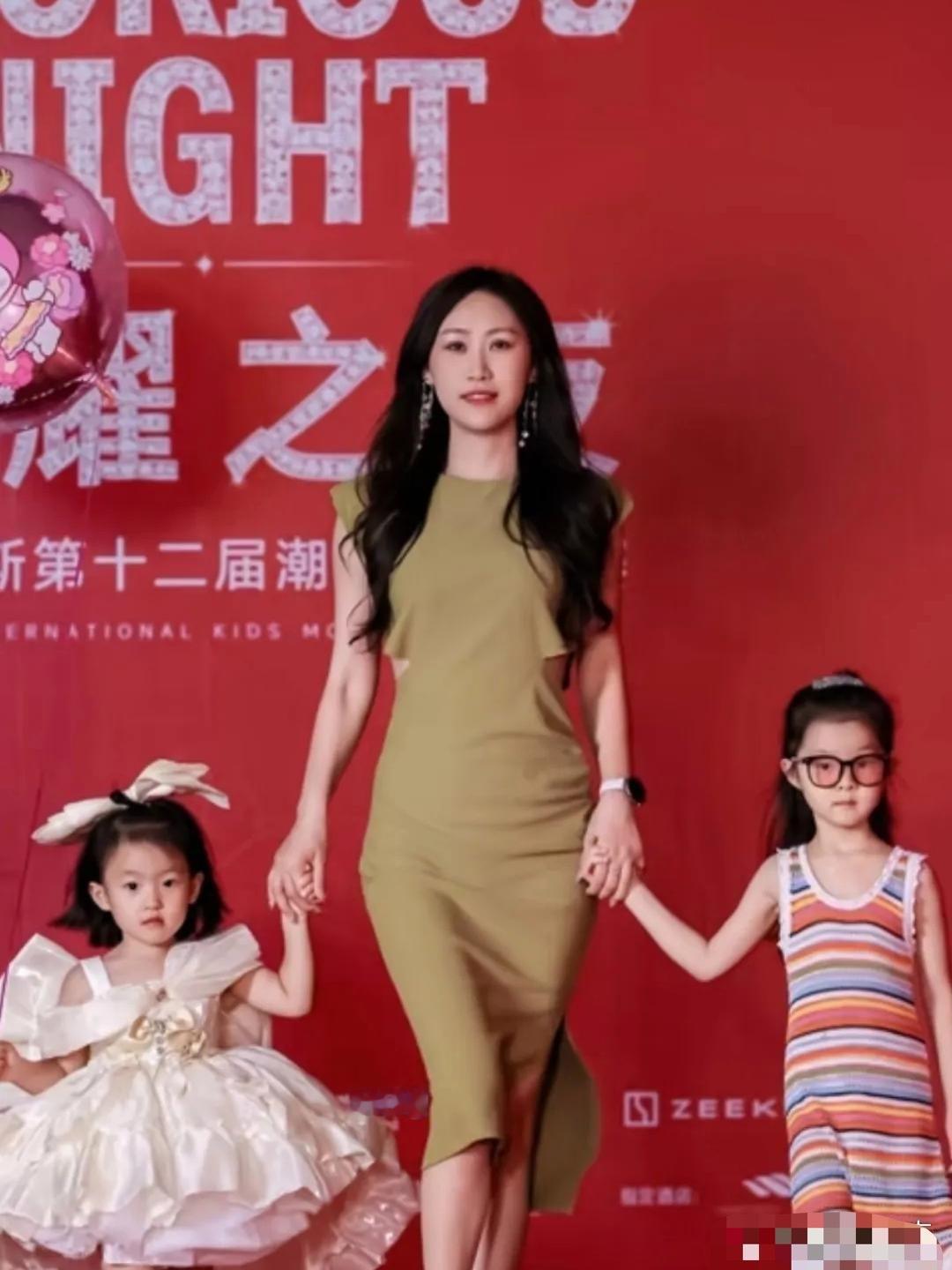 黄一鸣女儿闪闪参加了潮童星全球总决赛，闪闪在比赛中打扮的非常亮眼，她身穿着公主裙