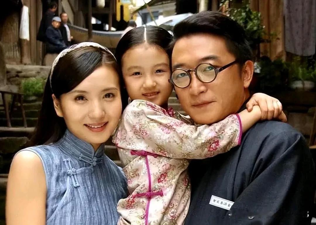 “万人迷”陈好30岁就嫁给了二婚的刘海峰，婚后还连生三个宝宝，现在看起来超级幸福