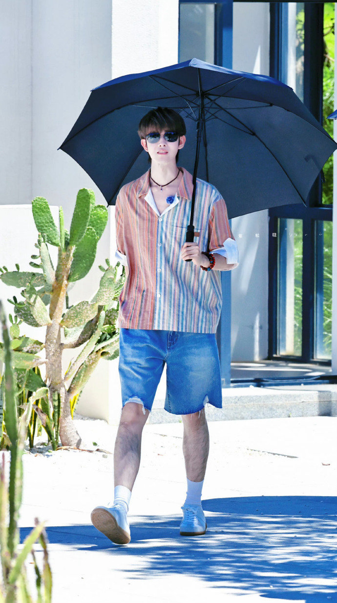 田嘉瑞《盲盒旅行局》牛仔短裤+条纹衬衫好清爽好帅气！录制顺利呀！ ​​​