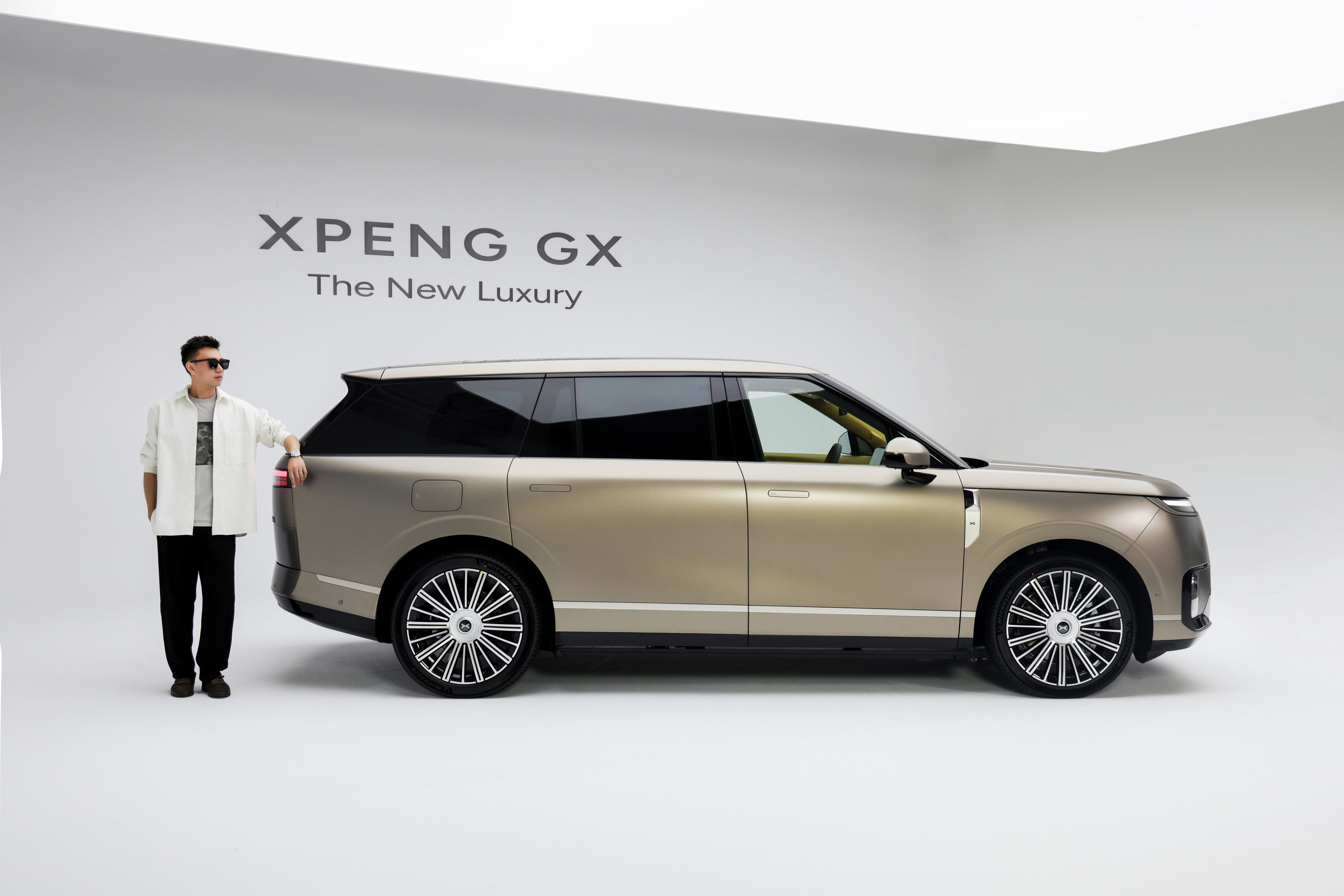 新科技旗舰小鹏GX来了多的不能说，我不穿鞋1米86，这是小鹏GX空悬标准位的高度