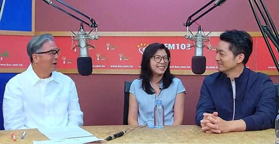 韩国瑜喊出“95%媒体都在打蒋万安”，黄国昌同台站队，台北这一局蓝白不装了，绿营