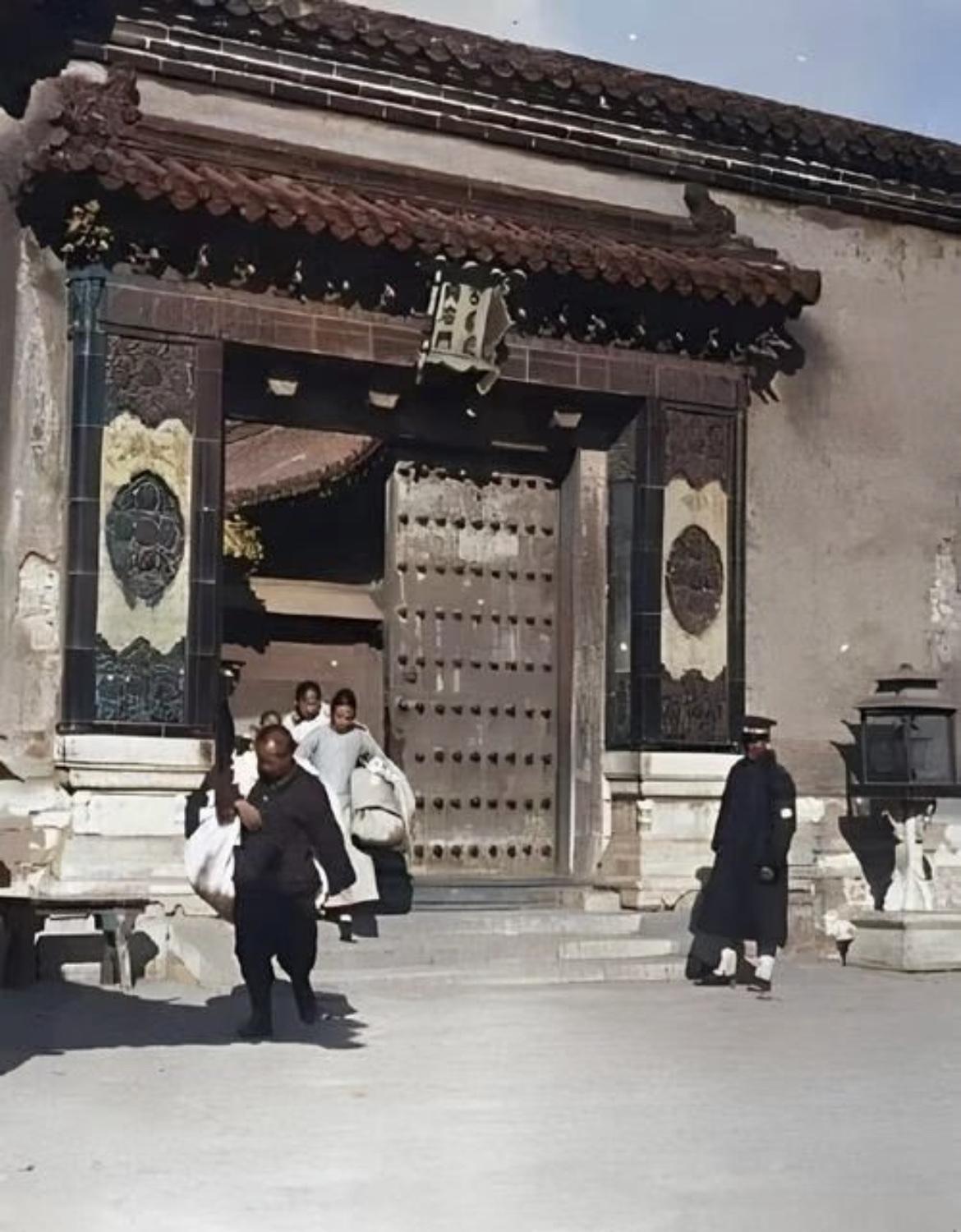 老照片：1924年冯玉祥发动北京政变，废除溥仪清帝尊号并将其赶出紫禁城，遣散了宫